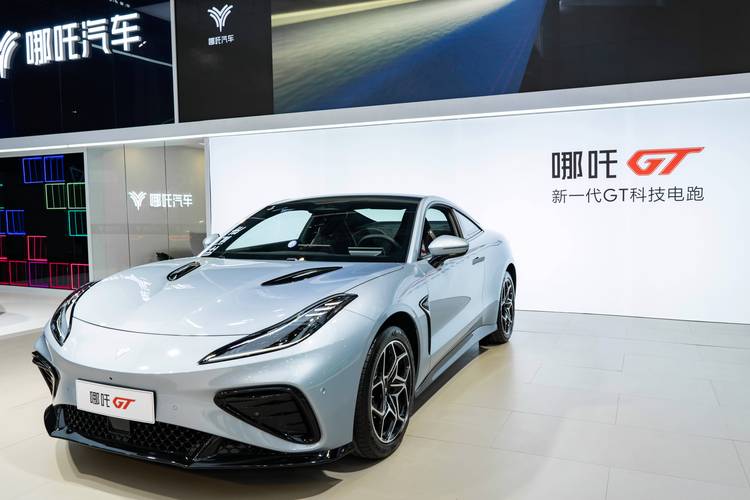 成都201哪吒汽车在智能汽车领域的表现，领途汽车在新能源汽车市场中的影响力